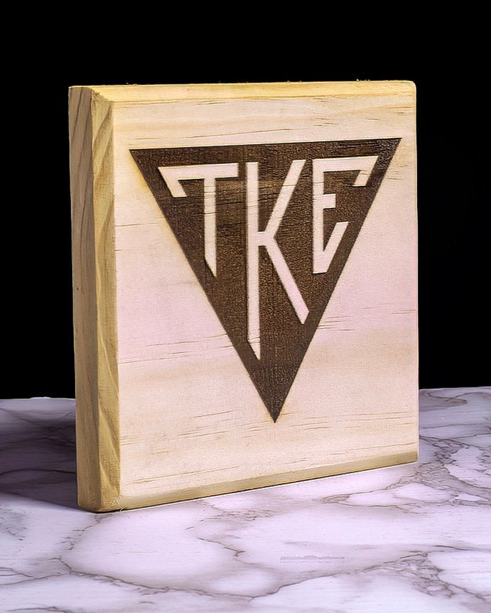 Plaque d'immatriculation Tau Kappa Epsilon New Laser TKE - Panneau souvenir mural en pin massif 5,5" x 5,5" sous licence officielle