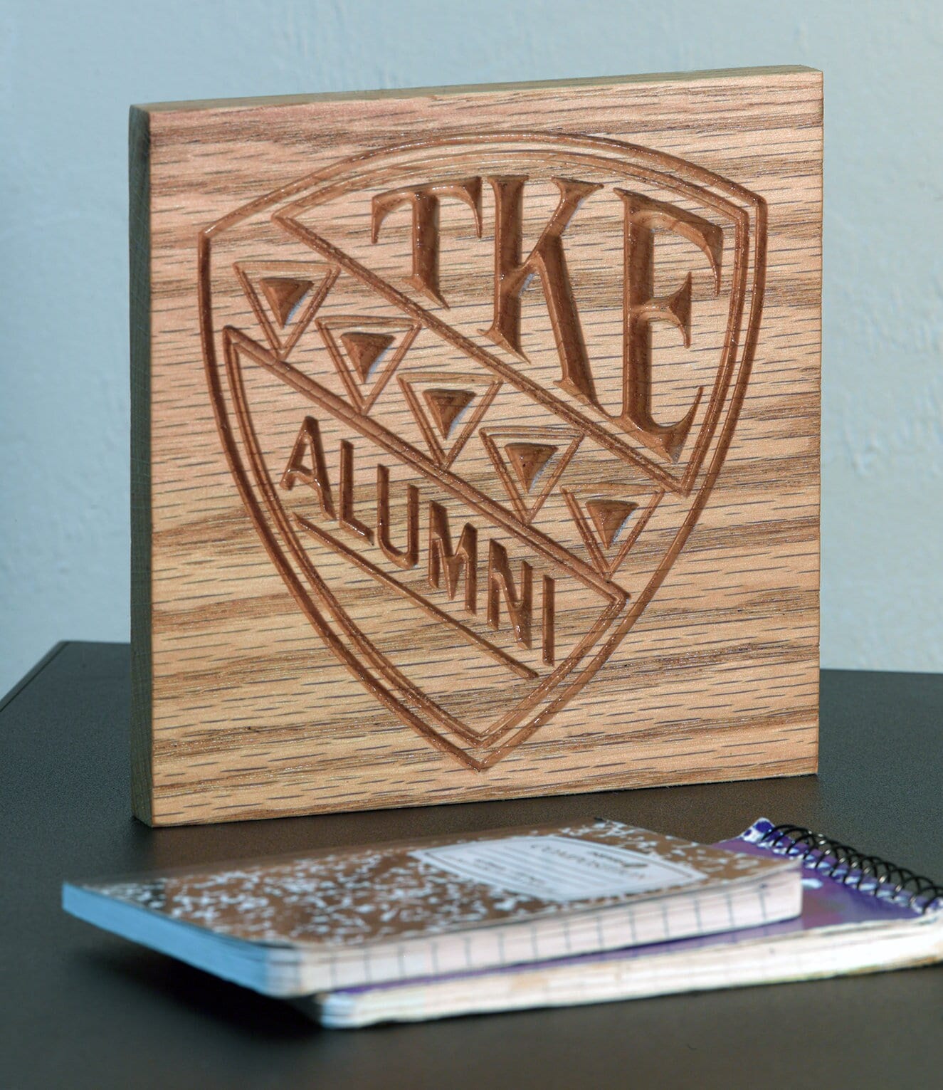 Tau Kappa Epsilon TKE Alumni Square - Panneau de bureau mural en chêne massif 5,5" x 5,5" sous licence officielle